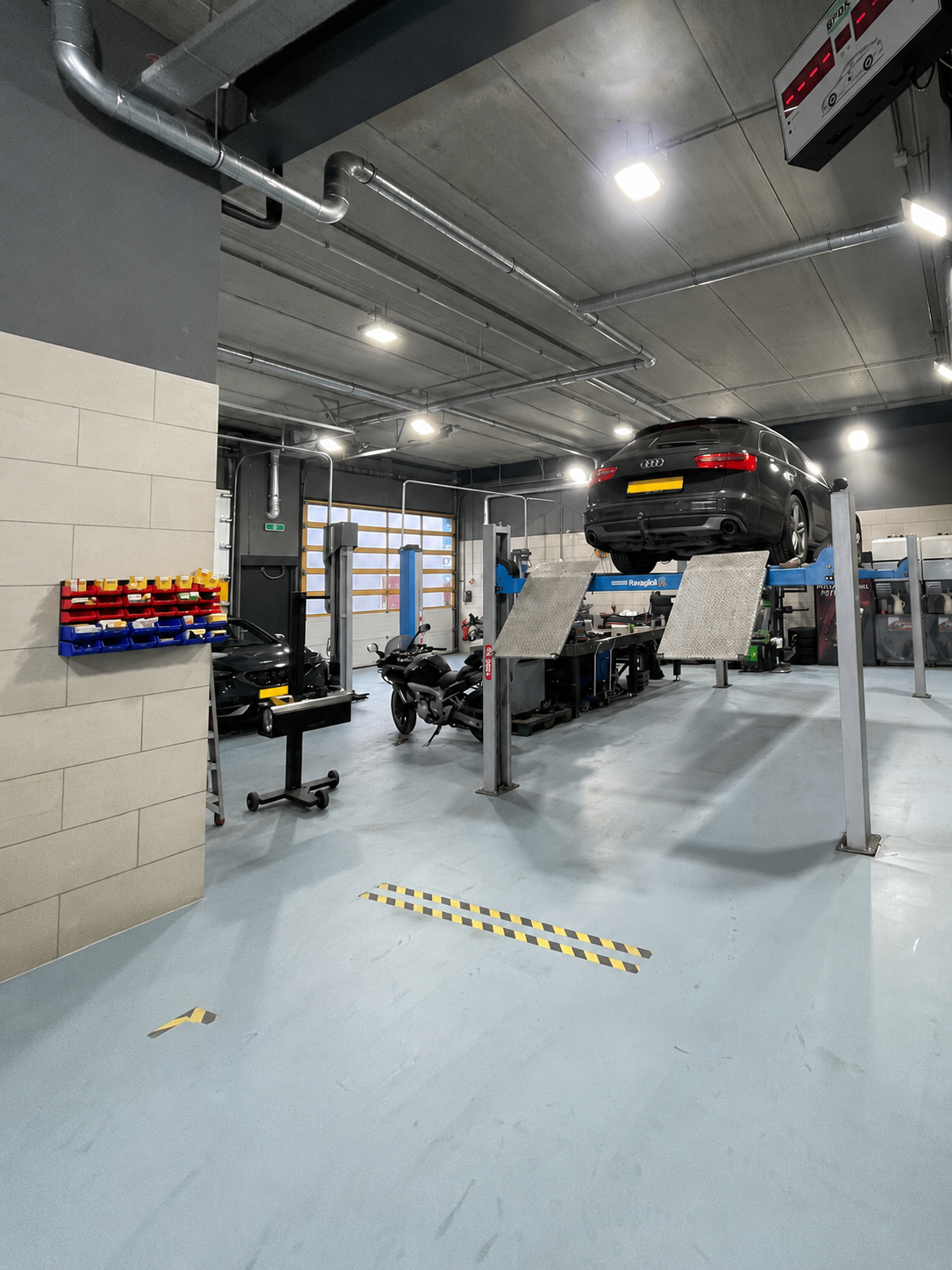 Garage met auto en gereedschap