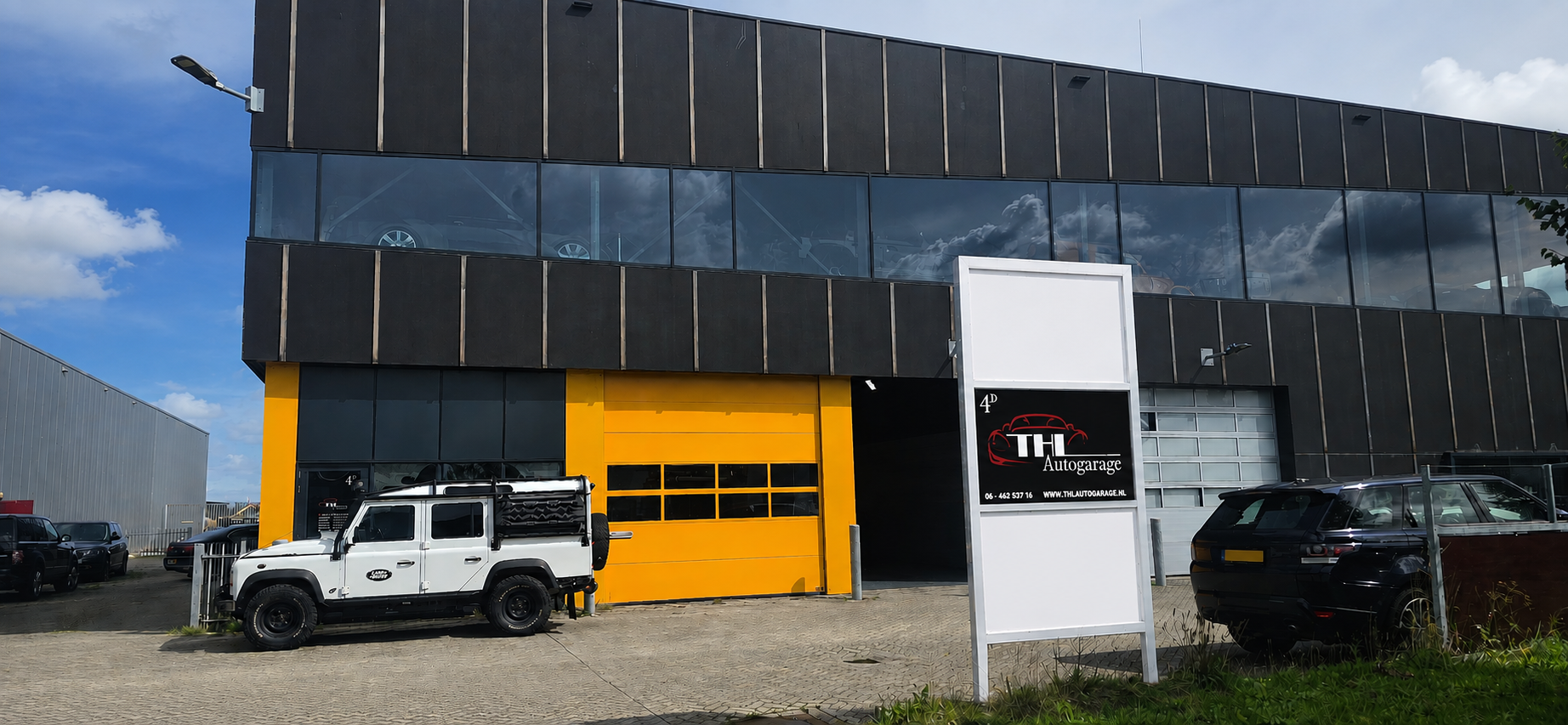 Garage met auto en gereedschap