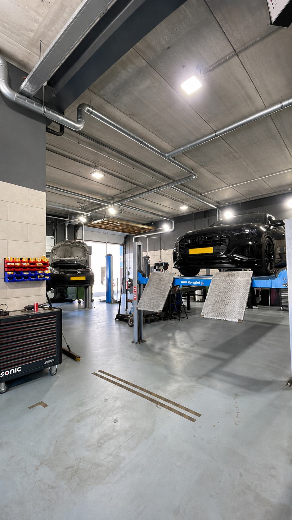 Garage met auto en gereedschap