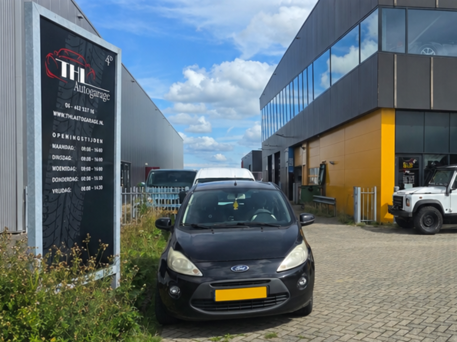 Garage met auto en gereedschap