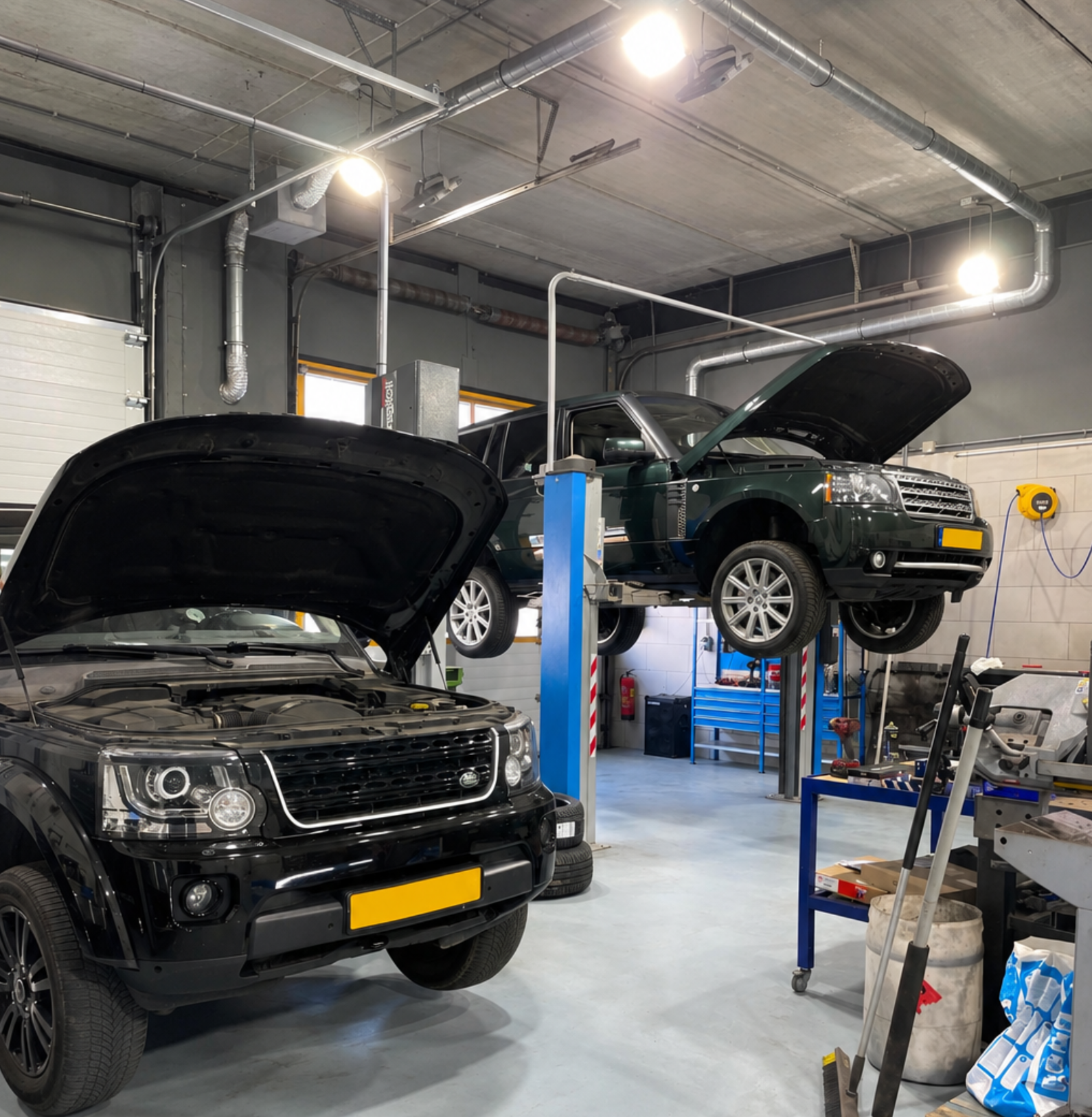 Garage met auto en gereedschap