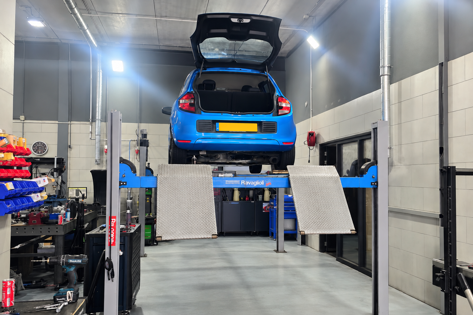 Garage met auto en gereedschap